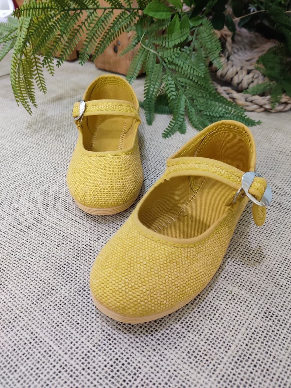 Mary Janes girl La Cadena Mustard linen in Vigo nicolatienda