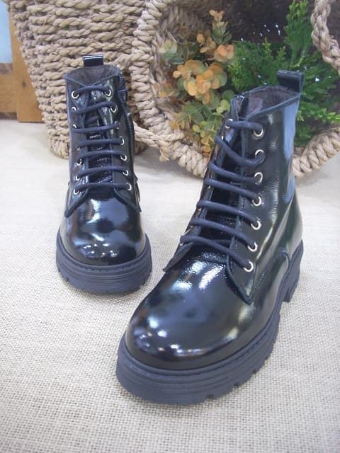 Bota Motera Charol Negro para niñas - Imagen 2